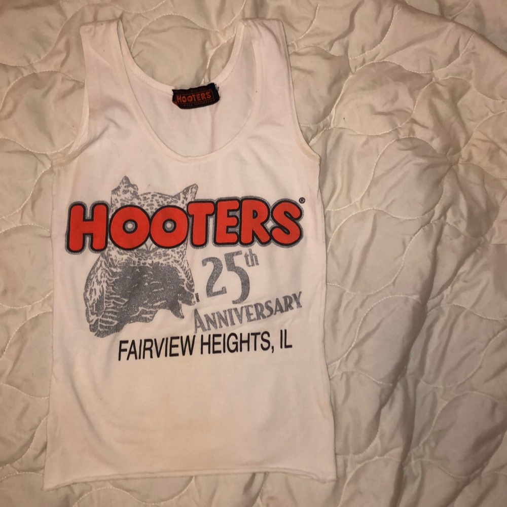 Hooter’s tank top